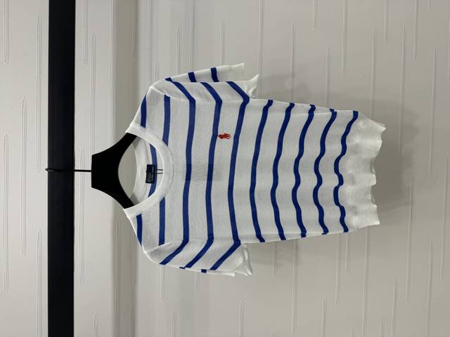 上新原单高端品质 Ralph Lauren Pol* 2025春夏最新系列！撞色条纹针织短袖！定制羊毛针织材质 通体撞色条纹清爽夏日配色上身巨显白 胸前经典刺绣
