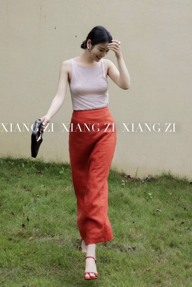 搭配神器属于夏天亚麻半身裙 干净质朴自带松弛感 透气凉爽 瘦长的直筒版型 自带修腿效果简约又好穿 穿上身整个人细细长长的 下半身立马拉长五公分的视觉感 后中恰到