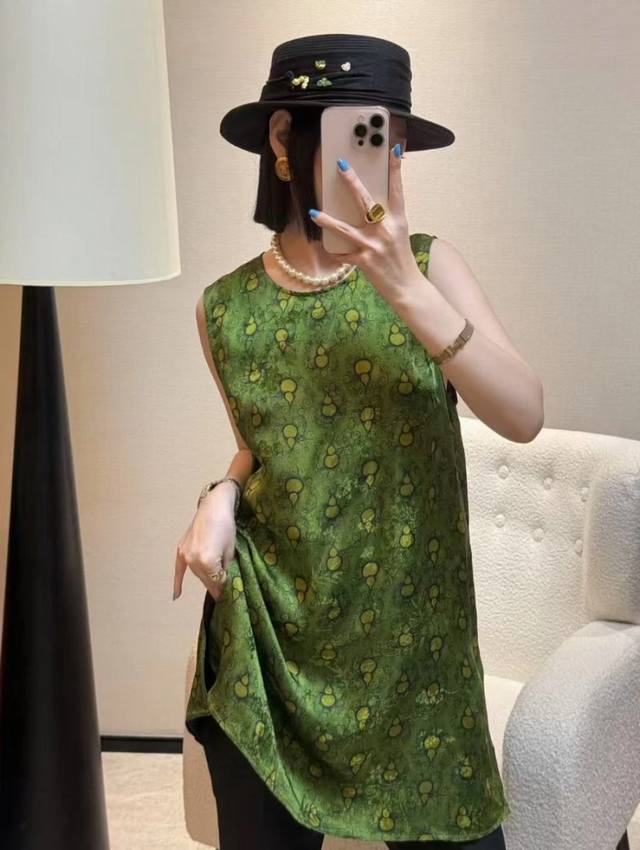 大爆款 设计感优雅国风无袖短款连衣裙浓郁色调配上别致图案 复古又亮眼 香云纱面料透气又有质感 无袖款式 夏天穿超凉快 谁穿谁好看 日常出街 聚会都超合适 两色