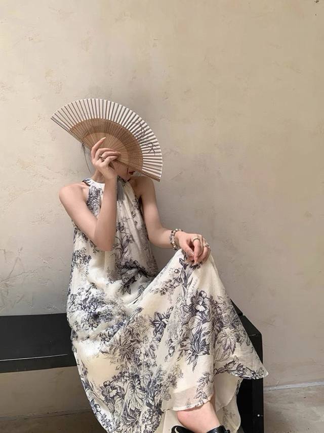 100%苎麻印花！强推！超美！独特气质设计感水墨画 温柔挂脖海边度假风连衣裙 宽松裙摆 上身没有束缚感 舒适自由 轻盈灵动 上身纸片人效果 日常实穿又高级！Sm