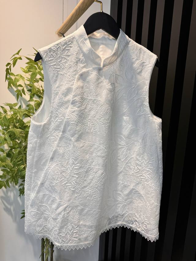 上新了 进口水溶绣花，绣花特别立体，内里用了桑蚕丝 设计师采用了可中式可时装的版型 ，做了一长一短，系列款 白色 黑色 尺码 S M L Xl