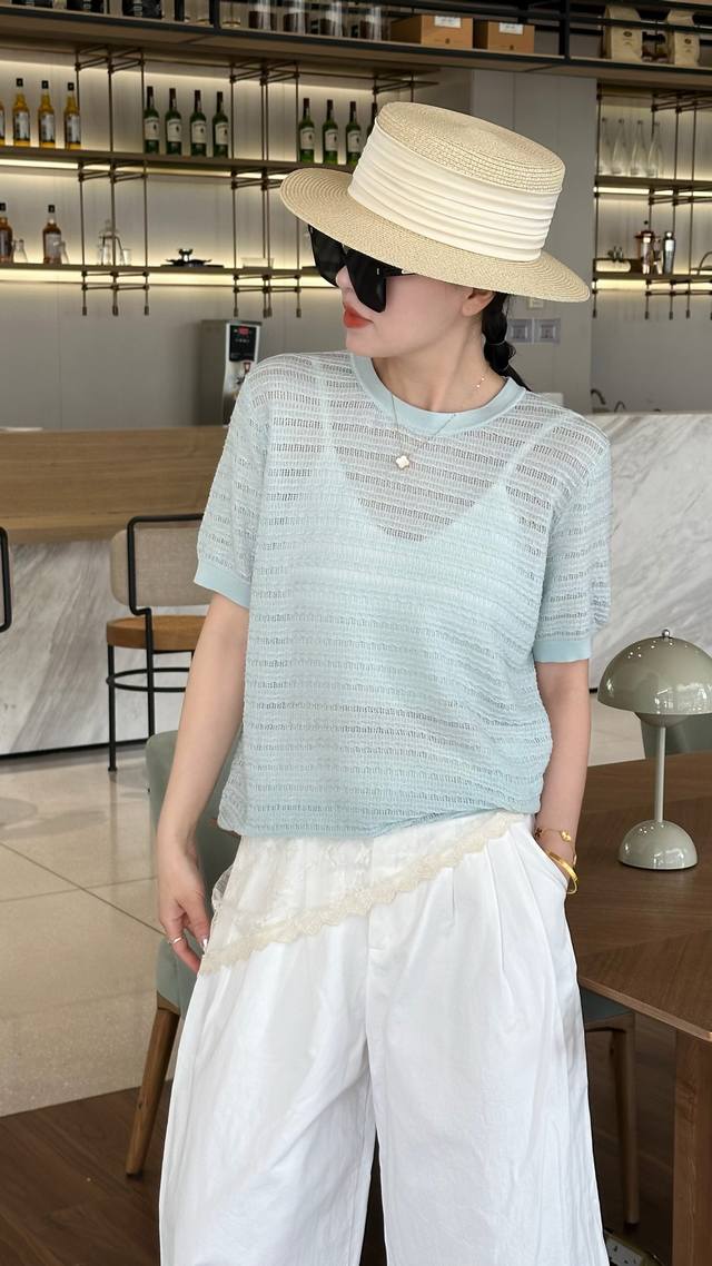 夏季新款简约圆领镂空短袖针织衫 尺码 均码 面料：空调丝 成分：：莱赛尔 60.5 棉 10.7 晴纶28.8 颜色：白色 黄色 粉色 兰色