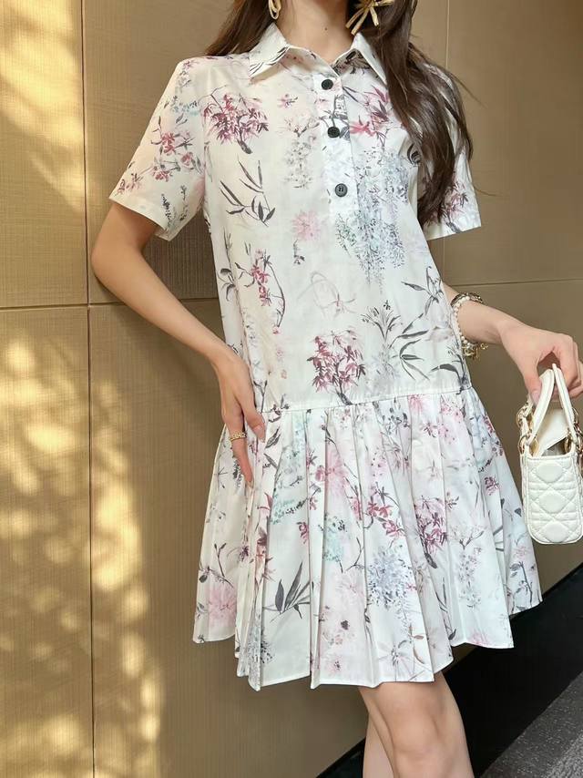 dio* 新款翻领连衣裙压褶裙摆 新碎花图案印花面料 时尚大方 单色三码Sml