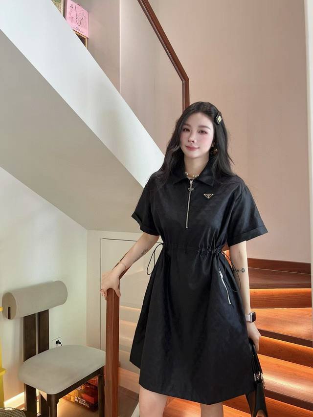 普拉达夏装新款翻领连衣裙，胸前钉三角标，拉链口袋设计，采用三角形提花再生尼龙面料凉爽轻便，两侧抽绳收腰提高腰线条，2色Sml