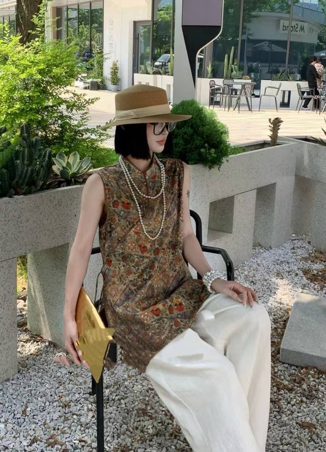 设计感国风盘扣短款连衣裙 精致盘扣与复古印花 诉说东方故事 立领设计尽显端庄 简约大气 无论是闲步园林 还是置身都市 都能以优雅之姿 演绎独特东方美学 Smlx