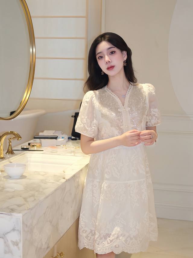 无敌大爆款 高级重工钉珠V领蕾丝刺绣连衣裙 超仙超美气质款 Smlxl