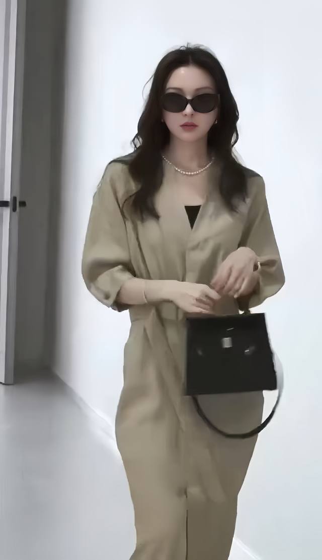 无敌爆款 松弛感简约时尚V领高级感连衣裙 露出性感的锁骨和肩部线条，更显迷人上身之后真的是又舒服又显白，微落肩设计拉长手臂线条，修饰手臂拜拜肉，高腰版型拉长身形