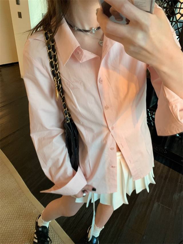 蔷薇粉温柔气质通勤Ol直筒衬衫 轻盈的呼吸感瞬间横扫常规村衫的呆板无趣 宽松的廓形 具有强大的包容度 简约的翻领设计气质率性恣意，还能修饰各种脸型 轻柔的粉色融