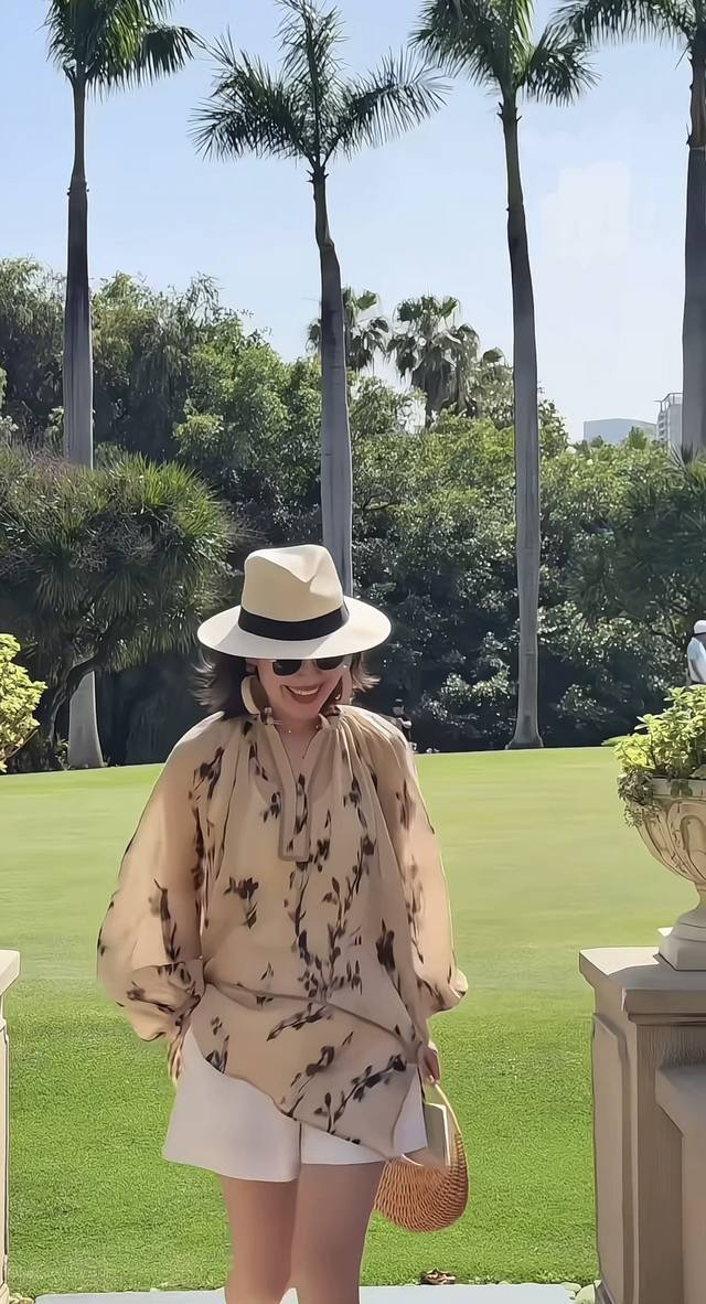 匠心巨作 重工立体手钩花仙气松弛亚麻度假衬衫 超大H版型 不羁的优雅，以亚麻的天然筋骨撑起利落轮廓，宽松却不拖沓，像披着山野的风 自在行走，藏肉于形 显瘦于影，