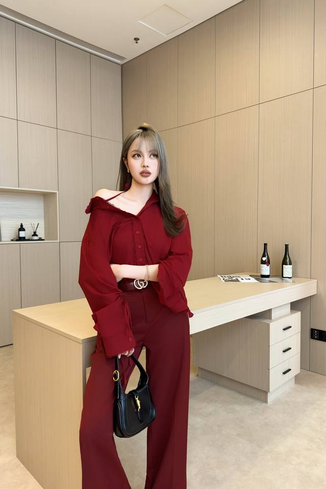 g家 酒红色刺绣Logo套装 酒红色翻领衬衫蕾丝花边点缀 衣袖可系带抽绳调节 完美的搭配各种单品 不论是休闲的牛仔裤还是女人味十足的裙子 都能轻松驾驭 自带减龄