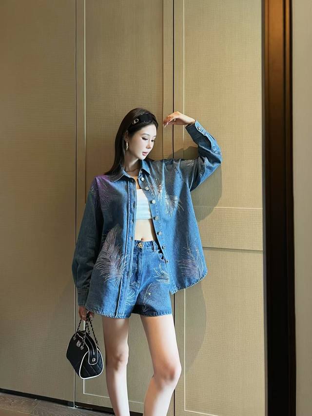chanel 25新款烫钻牛仔短裤 时髦不易过时 洋气十足 上身修饰身型 高端品质 单色3码Sml