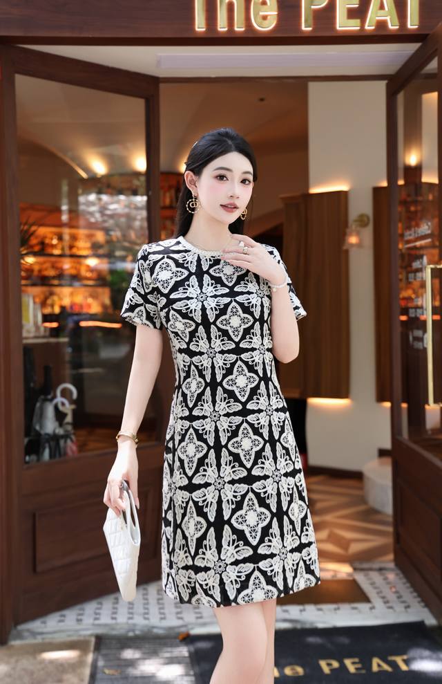 高雅气质蕾丝蝴蝶花减龄显瘦连衣裙黑色杏色Smlxlxxlxxxl