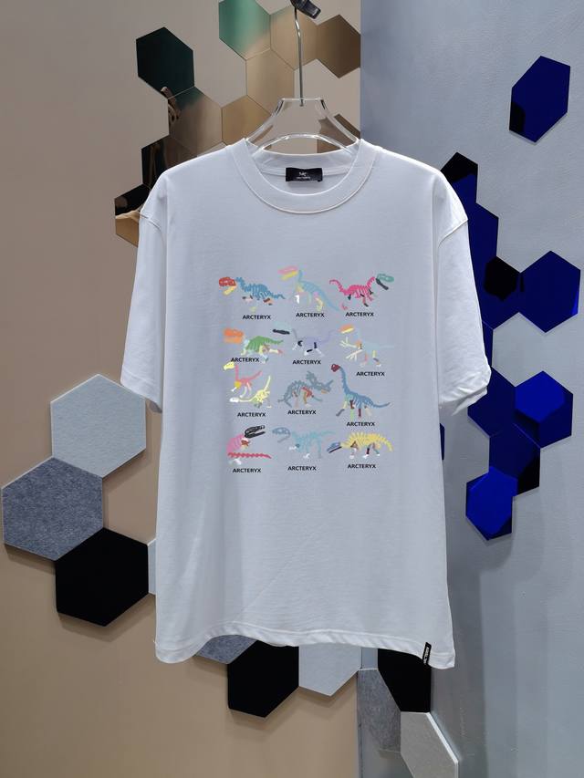 新款上架 高品质 Arc'teryx Jilsander始祖鸟短袖 2025春夏新款 小鸟系列字母Logo印花圆领短袖T恤衫 采用定制280克双纱纯棉面料 男女