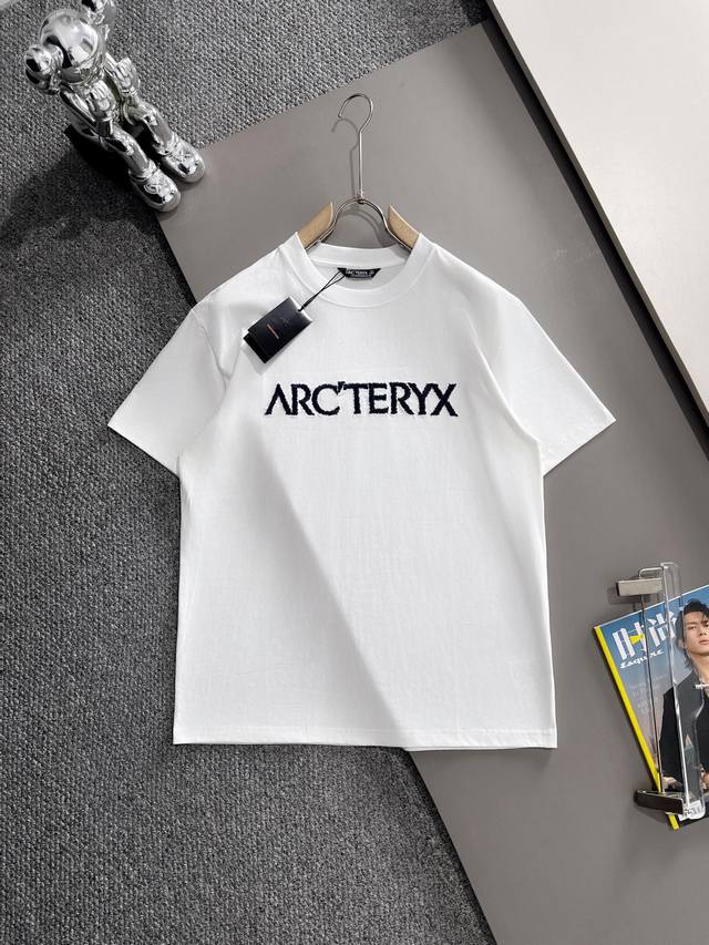 arc Teryx 2025新款 前幅进口机高密度刺绣字母 后幅九宫格Logo 男女同款 短袖T恤 定制260克100％双纱纯棉面料 定染32支双股螺纹 领标吊