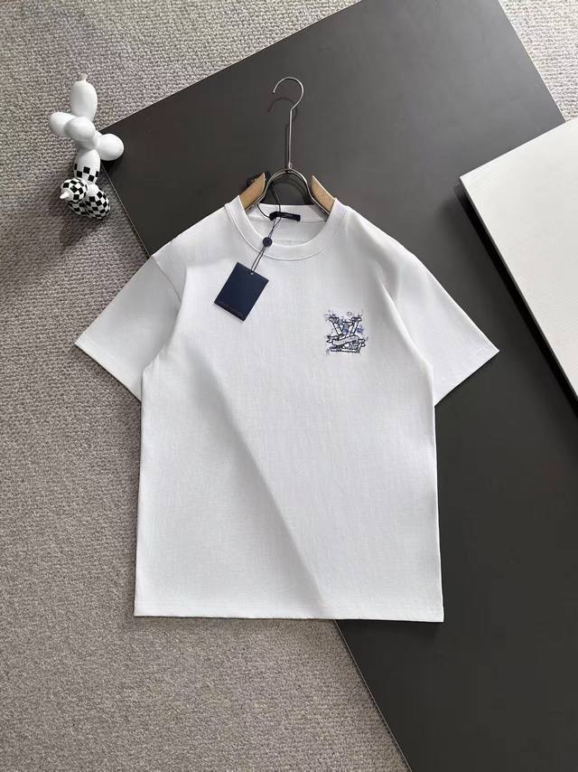 louis Vuitton* 2025春夏款上新 原高版本 驴家Lv 面料采用260克高密度纯棉 不变形 不缩水 工艺介绍： 走秀款 大爆款 前后采用水墨印＋百