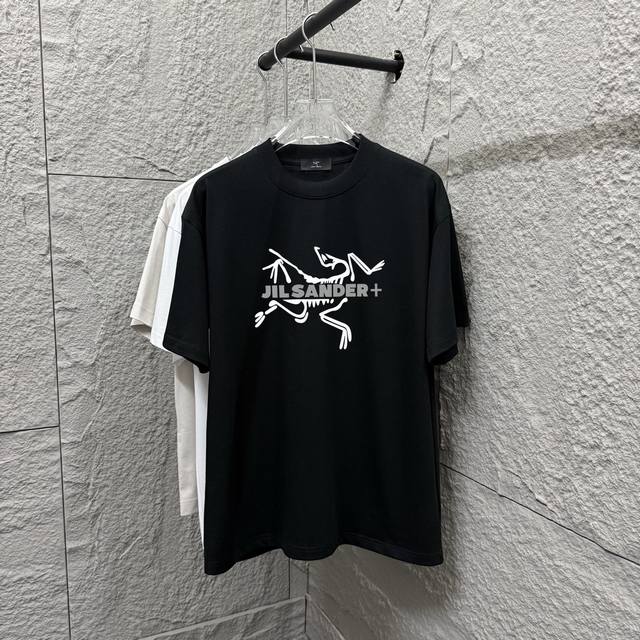 arc'teryx*始祖*鸟2025春夏季潮牌新款 个性经典图案Logo 字母植绒工艺 +印花 定制双纱平纹纯棉面料 短袖T恤 男女同款 颜色：黑色 白色 安哥