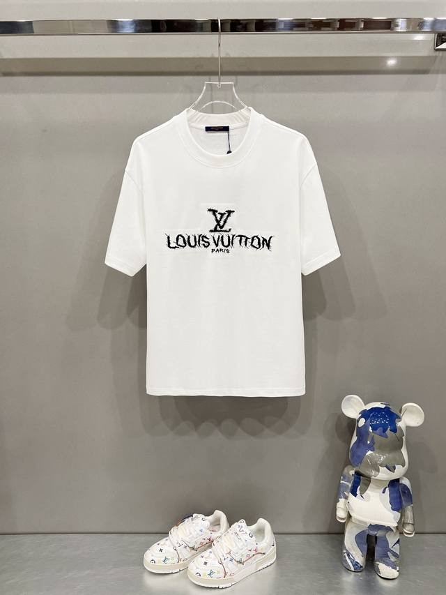 louisvuitton 路易威登320克圆领短袖T恤 前后走线绣花字母Logo工艺标识 官方同步 1:1原版开模 时尚个性 百搭潮流 纯原品质 原版洗水面料