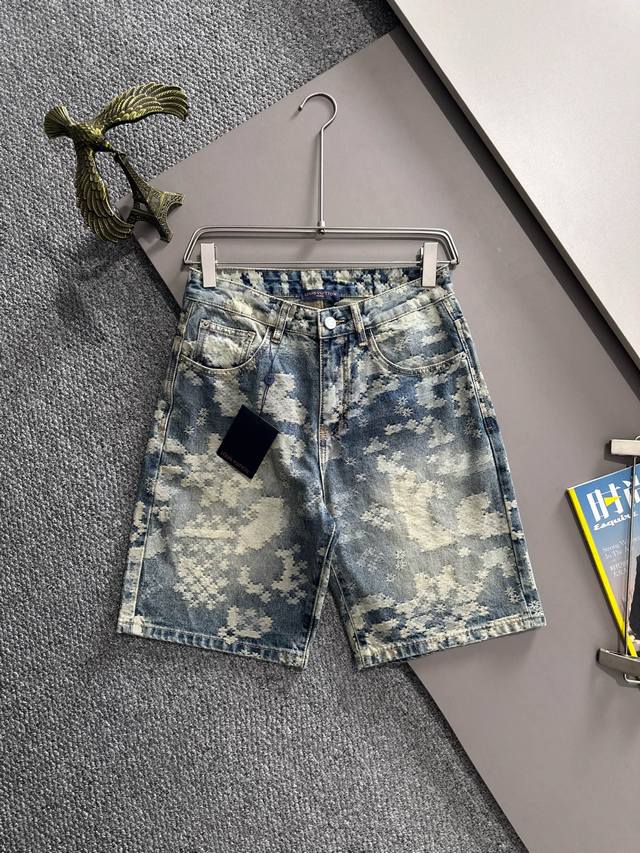 lv2025夏季新品牛仔裤牛仔短裤，采用进口客供日本Denim平纹棉质牛仔面料梭织生产，三标齐全，顶尖的石磨水洗工艺让质感达到80年代的老味，柔软细腻舒适透气，