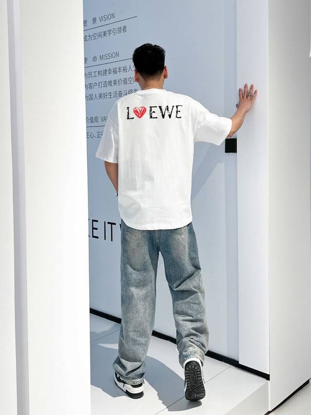 罗意威 Loewe新款字母印花双层重工短袖T桖 字母图案不管是T桖还是卫衣都是每年的爆款单品 前幅大面积印花采用大康丽数码印花机直喷 成本极高 经过多次的调试打