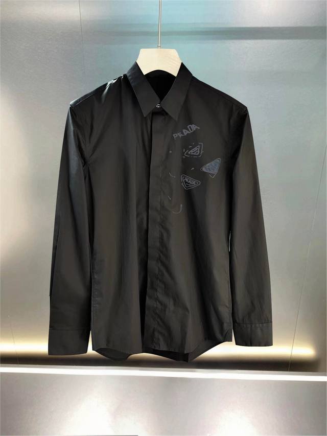 普拉达 。Prada 码数38-43 专柜最新款男士必备款衬衫，100%天然棉，舒服透气，原单狠货，原版面料，柔软舒适，1F上身高端又奢华，足够场面的档次，这款