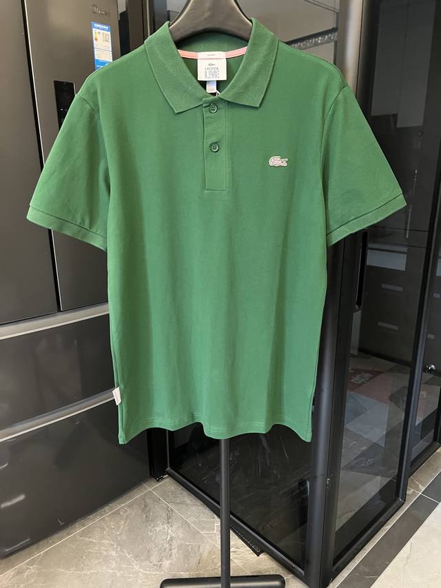 高端复刻 Lacost 鳄鱼 经典胸口小标刺绣Polo衫短袖T恤1:1 绿 定制主标 辅料 水洗齐全 品牌精密刺绣标 领口翻领设计，经典百搭 正面胸前有鳄鱼刺绣