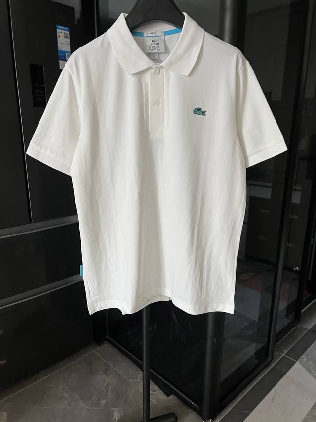 高端复刻 Lacost 鳄鱼 经典胸口小标刺绣Polo衫短袖T恤1:1 白 定制主标 辅料 水洗齐全 品牌精密刺绣标 领口翻领设计，经典百搭 正面胸前有鳄鱼刺绣