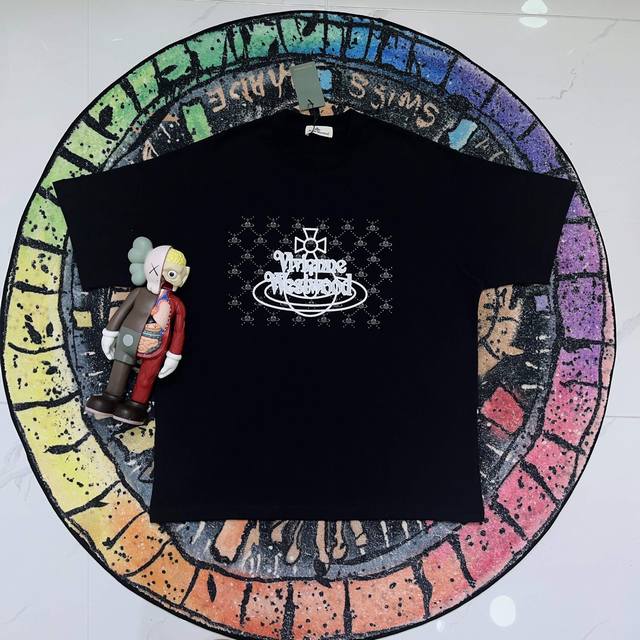 vivienne ＆Westwood ] Fw短袖T恤 西太后星球 高端32S双纱280克面料 重磅面料 定制拉架罗纹同缸同染 三标齐全 男女同款 颜色：黑色