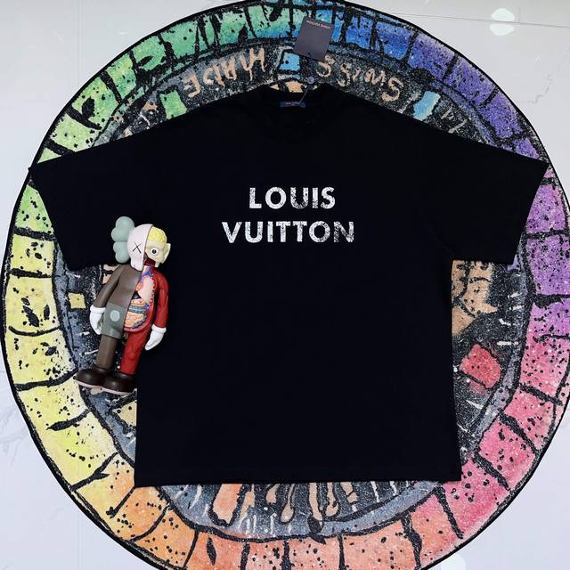 louis＆Vuitton ] Fw短袖T恤 1V手绘Logo短袖 高端32S双纱280克面料 重磅面料 定制拉架罗纹同缸同染 三标齐全 男女同款 颜色：黑色