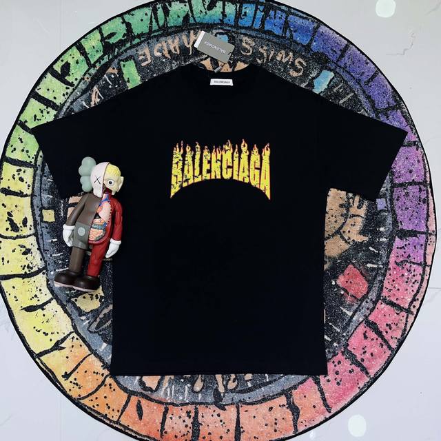 balenciaga ] Fw短袖T恤 巴黎火焰Logo短袖 高端32S双纱280克面料 重磅面料 定制拉架罗纹同缸同染 三标齐全 男女同款 颜色：黑色 白色