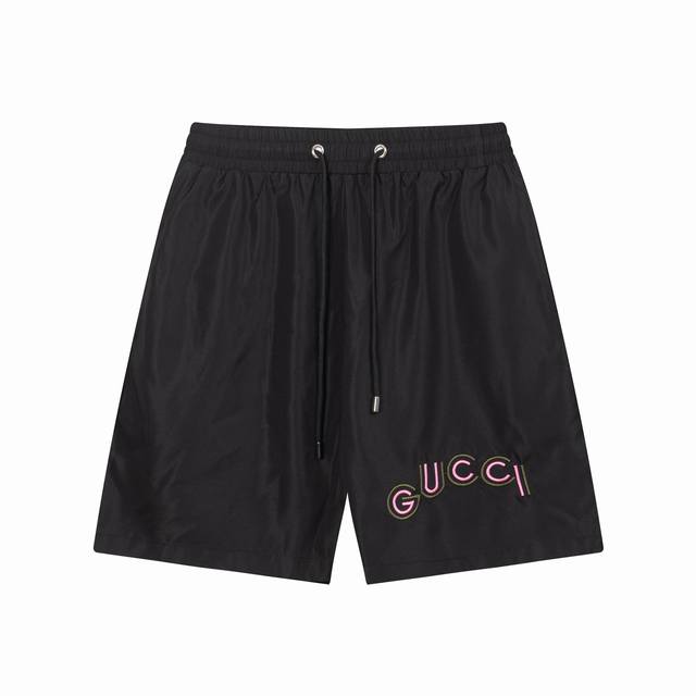 古驰 Gucci 2025夏季新款时尚沙滩裤短裤带内网！官网同步 原版1-1复刻，经典Logo. 精选优质聚酯纤维面料、手感细腻，夏季必备单品、上身效果超帅气！
