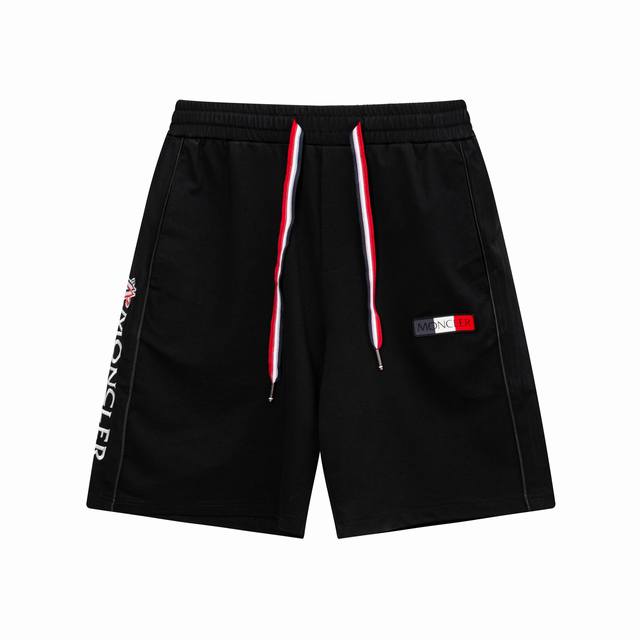2025 Moncler蒙口 新款针织短裤，定制面料，工艺刺绣Logo。 版型紧致立体，直条纹拼接，定制裤绳五金质感强，顺滑，上身舒适透气，凹凸有型的立体感，时