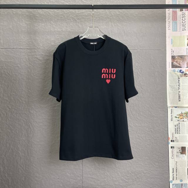 c38 Miu Miu 300高克重 发泡印花工艺 独家专供新款原单男士休闲短袖 高端定制 高版本 时尚百搭爆款 进口面料 手感超柔软细腻 穿着亲肤舒适 高端精