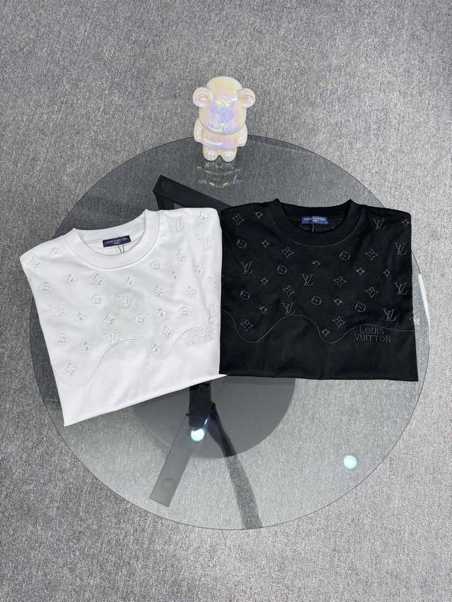 顶级版本 区别通货 25Sslv路易威登胸前提花Logo刺绣圆领短袖 官网买的样衣回来打的板 原色原版1:1 市场发这么低不发这个价格P没办法 情侣同款 全套包