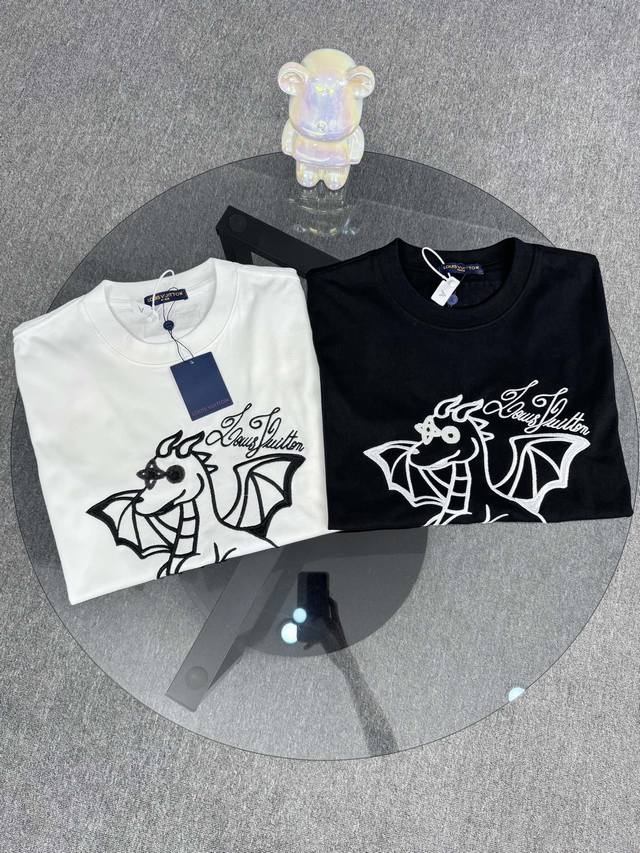 顶级版本 区别通货 25Ss Lv路易威登小火龙腾龙字母刺绣圆领短袖 官网买的样衣回来打的板 原色原版1:1 市场发这么低不发这个价格P没办法 情侣同款 全套包