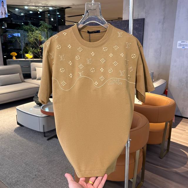 路易威登 Lv 25Ss新款男士圆领短袖T恤 高版本 高品质 270G 甄选优质高端面料 做工精细 独特设计 代工厂P出品， 送人自己穿都非常显档次， 亲肤透气