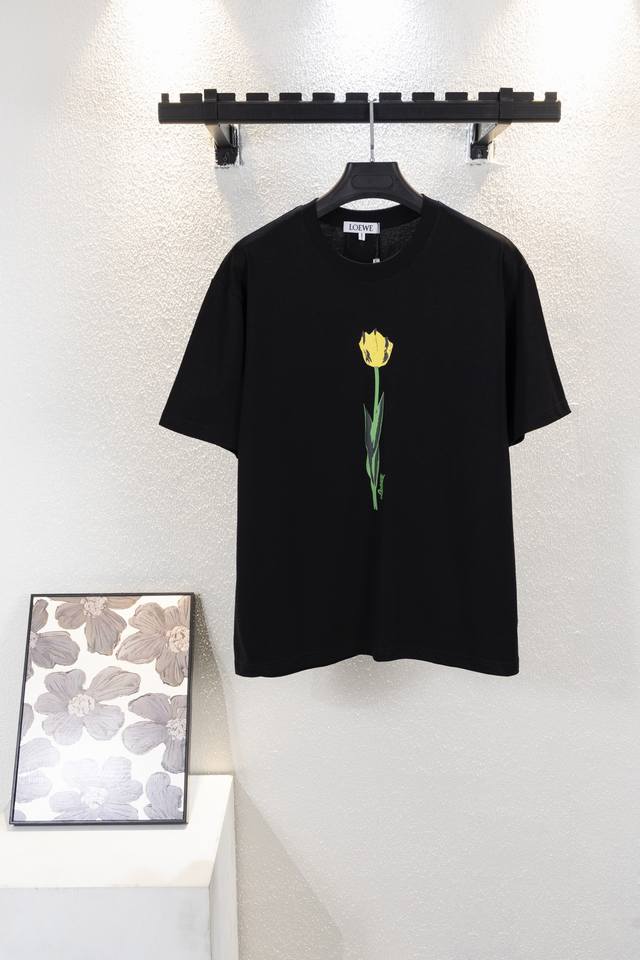 顶级版本 款号K711 Loewe、罗意威 25春夏新品印花短袖 罗家单品颜值当然是毋庸置疑的出色，搭配情侣款出街绝对吸引眼球！时髦 轻松有格调 氛围感一下子拉