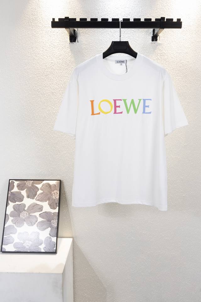 顶级版本 款号K500 Loewe、罗意威 25春夏新品植绒字母短袖 罗家单品颜值当然是毋庸置疑的出色，搭配情侣款出街绝对吸引眼球！时髦 轻松有格调 氛围感一下