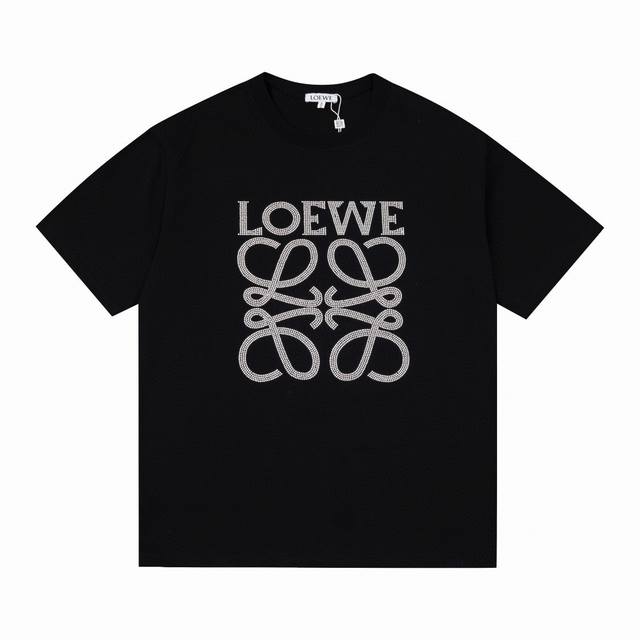 顶级版本 款号K492 Loewe 罗意威新款烫钻短袖T恤短袖 妥妥的纯欲天花板本命黑T 烫钻搭配黑Tsao里Sao气有点小高级 纯棉260G双纱面料 三标水洗
