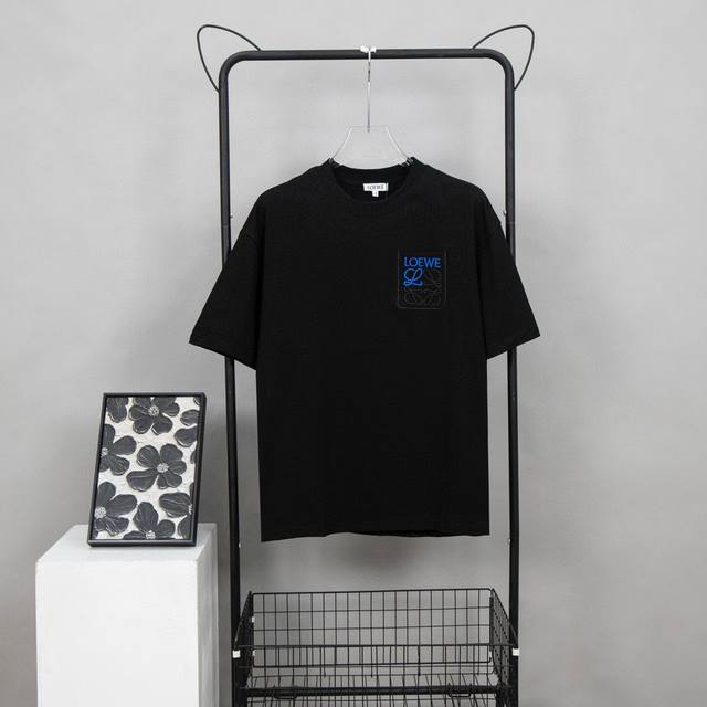 顶级版本 款号K493 Loewe 罗意威 23夏季新款系列 口袋立体绣T恤，质棉质平纹针织圆领 T 恤，饰有纹理 Anagram 立体刺绣。。料采用100%进