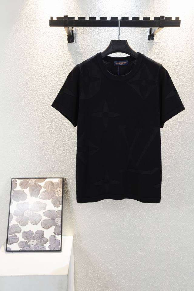 款号K7045 新款Lv 路易威登夏季新款钢印浮雕限定针织短袖男女款 本款棉质圆领衫为全幅 Monogram Macro 图案渲染深邃色调，于柔软提花针织融入大