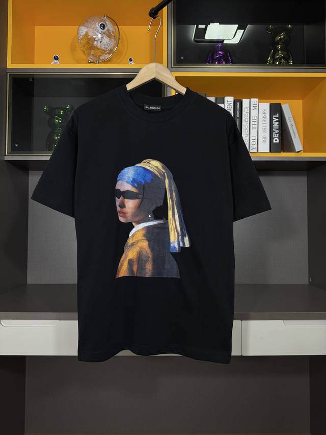 balenciaga巴黎世家 25Ss 人物肖像后背专辑印花短袖 Balenciaga Music Mina音乐合作系列黑色和白色复古平纹针织廓形T恤 此款T恤