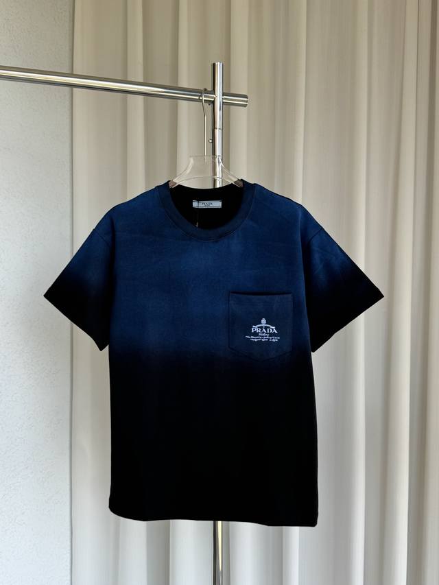 prada 普拉达 2025新款 口袋印花字母Logo 男女同款 短袖T恤 定制310克100％双纱纯棉面料 喷墨工艺 定染32支双股螺纹 领标吊牌主唛三标齐全