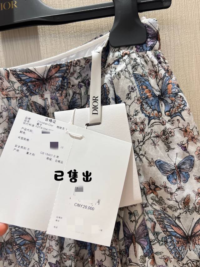 蝴蝶印花半身裙，超绝美的蝴蝶图案，简直美到极致，裙子上布满了蓝色、紫色等色调的蝴蝶印花和各式鲜花绿叶，仿佛置身于梦幻的蝴蝶谷 。宽松的裙摆，随风飘动时灵动又飘逸