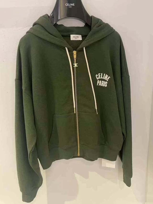 凯旋门拉链外套 超级显白军绿色 采用棉质面料舒适与时髦兼具 凯旋门Logo金色拉链头体现了Celine在细节设计上的小心机 外搭单穿造型无压力 驾驭高阶休闲风