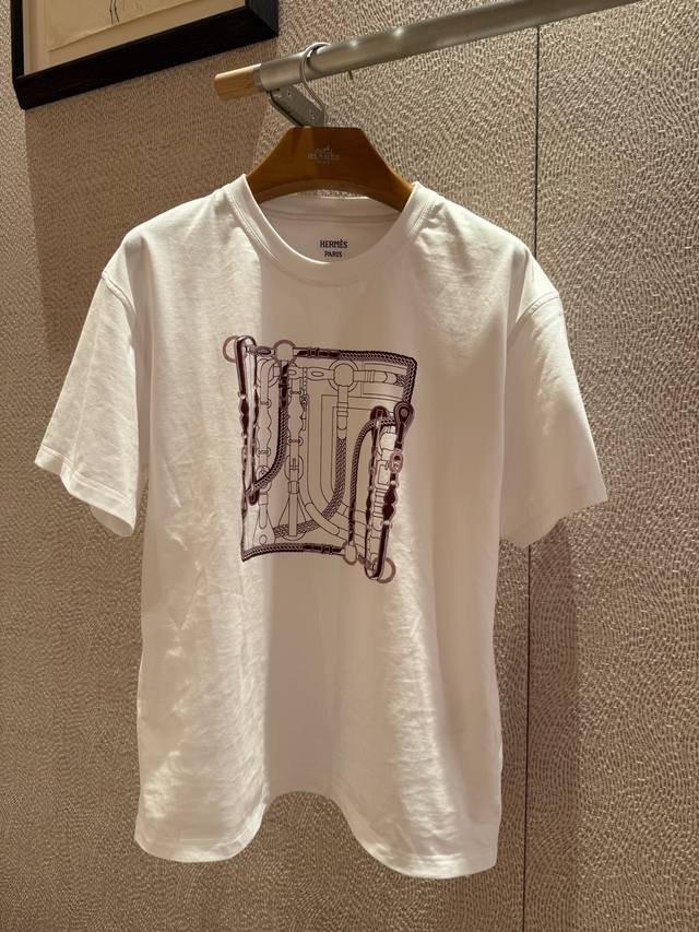 h***S印花T恤 印花图案超级有设计感，色彩丰富又和谐。搭配牛仔裤，清新又干净；配上一条半身裙，再系上一条丝巾，就是温柔的法式风，轻松营造出浪漫氛围 怎么搭都