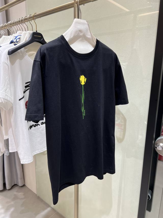 花束T 正面的手绘单支花朵与背面的成束花朵相呼应，搭配着标志性的字母徽标，品牌自带的时尚感立现 宽松的落肩裁剪，不仅显得随性大方 呈现出显瘦的视觉效果。采用克重