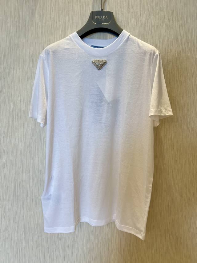 三角钻T 宽松版型 简单碎钻字母三角徽标元素 充分彰显品牌格调 闪耀华丽 宽松慵懒风格 超级百搭 快速出门没烦恼 码数:36.38.40