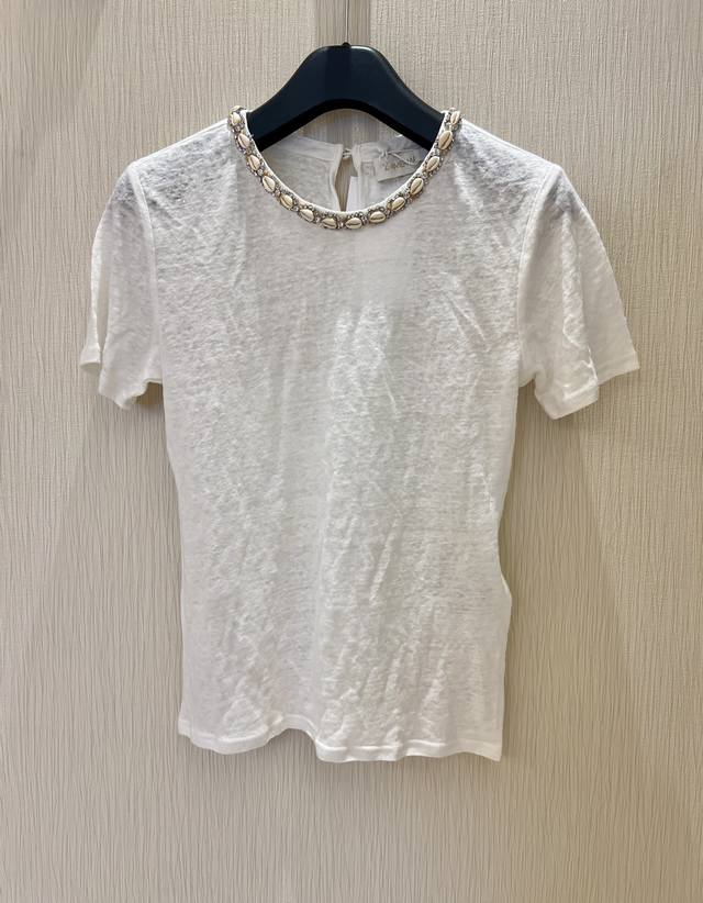 钉珠麻料T 领口贝壳链条镶钻设计， 时髦又不单调 采用原版定制面料，舒适轻薄 领口重工贝壳一颗颗打眼穿出来特别重工 丰富造型层次感，上身减龄百搭 经典的圆领显脸