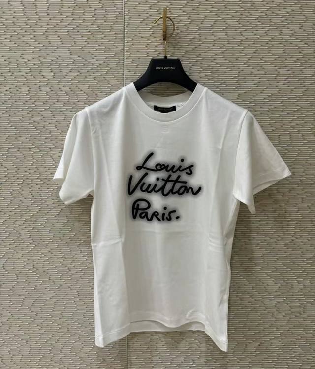 签名印花T 采用定制棉料 上身透气又舒适，质感简直爆棚 胸前手绘风格的字母印花徽标，高级感满满！单穿或者内搭，都能轻松驾驭，时尚度满分 不管是什么身材都能轻松H