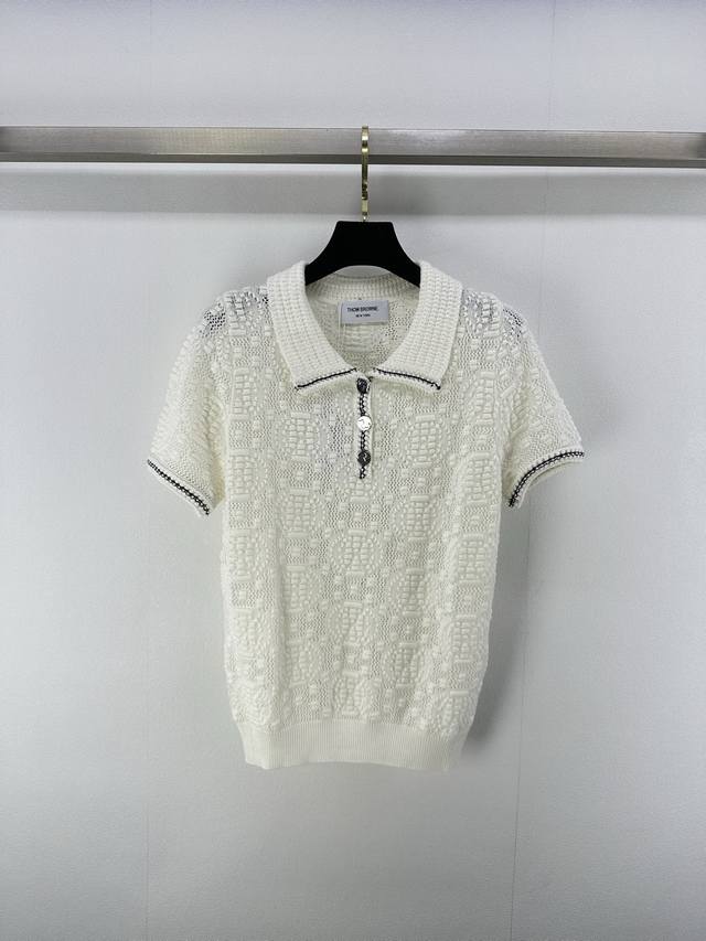 tb*上新细节 25 春夏新品翻领镂空针织短袖 定制Yb羊毛针织材质 定制Logo扣 细腻柔软 透气舒适 精致翻领针织短袖 领口编织绣边 成衣浮雕工艺钩织 优雅